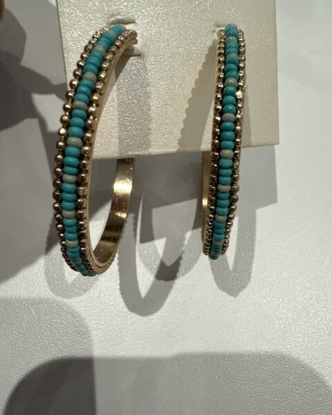 Boucles d’oreilles créoles dorées – Perles turquoise – MOA