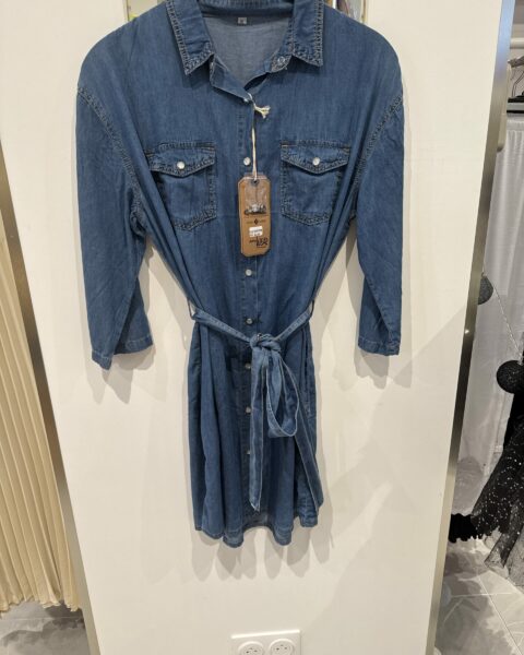 Robe en jean ceinturée