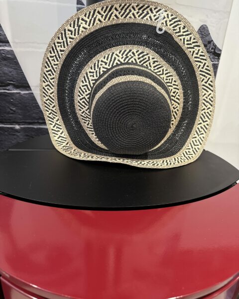 Chapeau tressé noir & beige