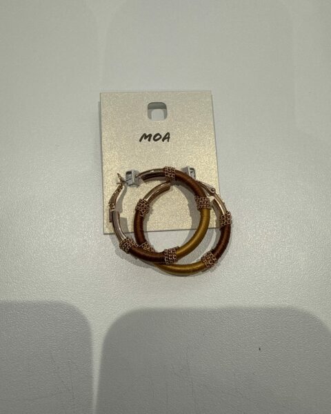 Boucles d’oreilles créoles bicolores – Fils satinés et chaînes dorées – MOA