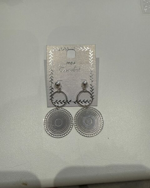 Boucles d’oreilles pendantes argentées – Disques ajourés – MOA Essential