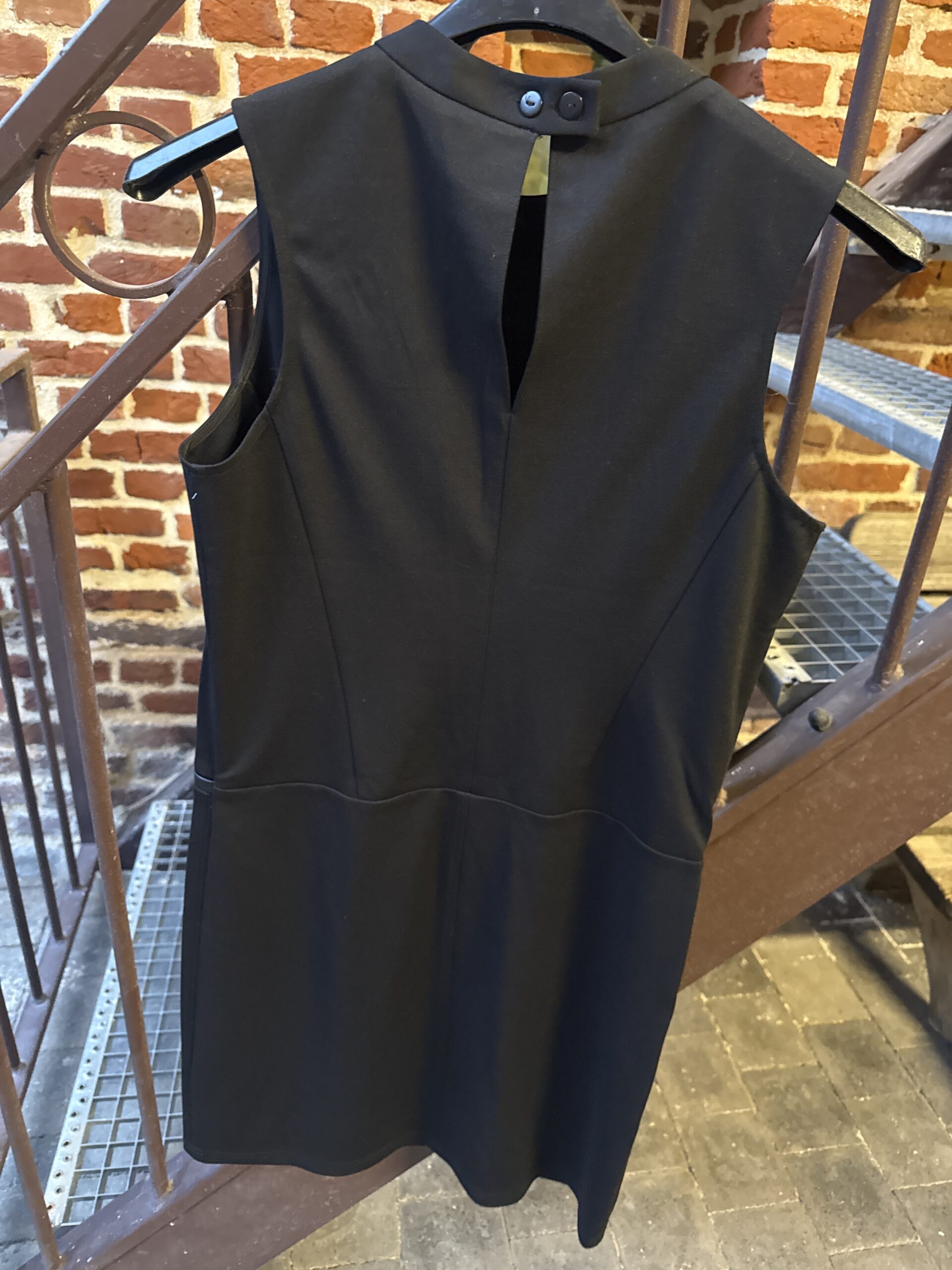 Robe noire chic sans manches – Camaïeu 🖤 – Image 3