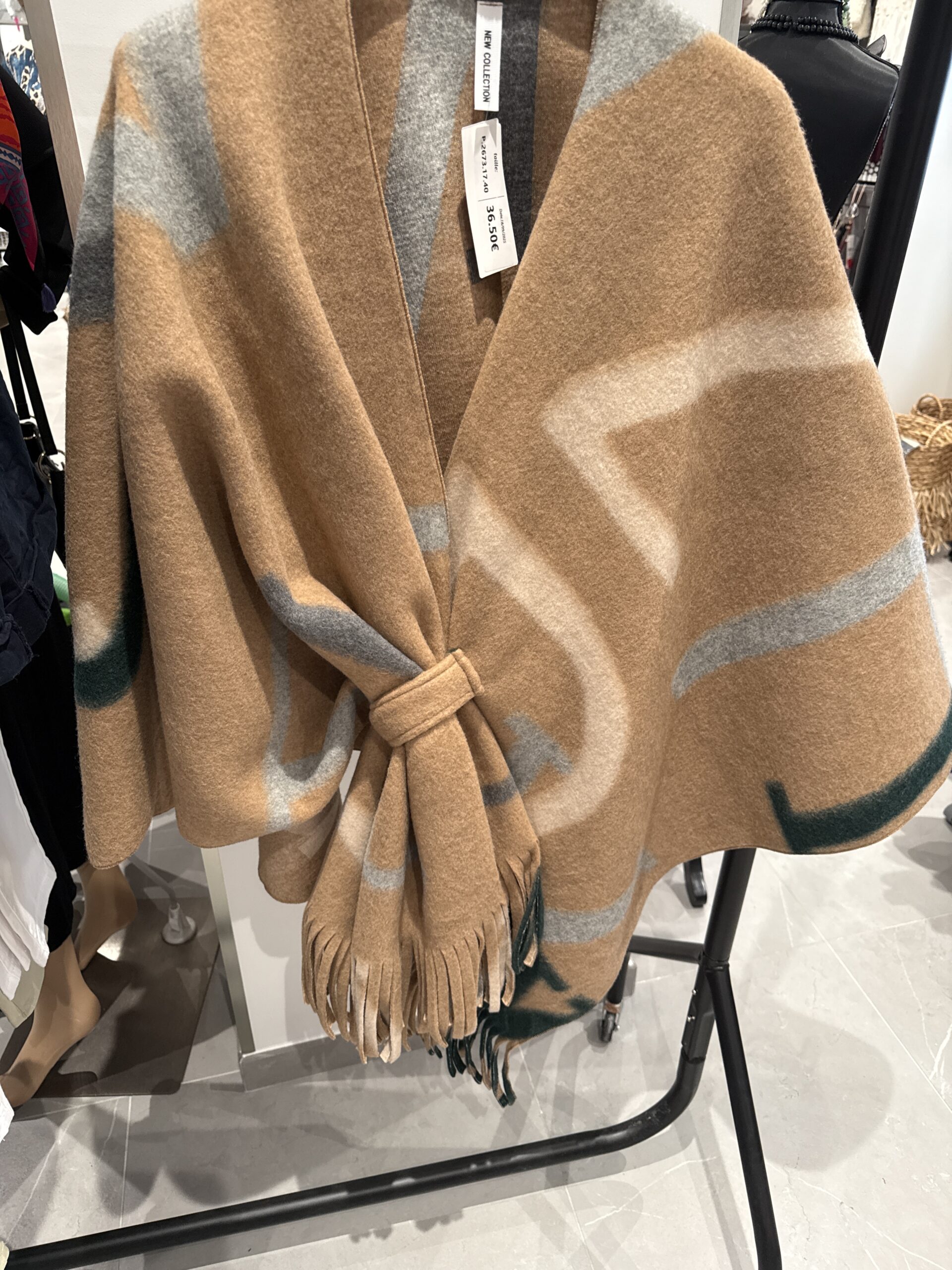 Veste pancho ceinturée à motifs colorés