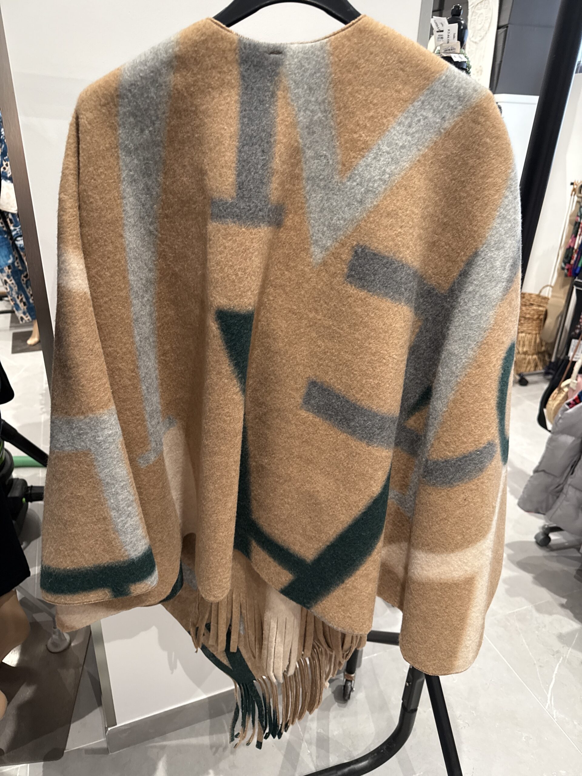 Veste pancho ceinturée à motifs colorés – Image 2