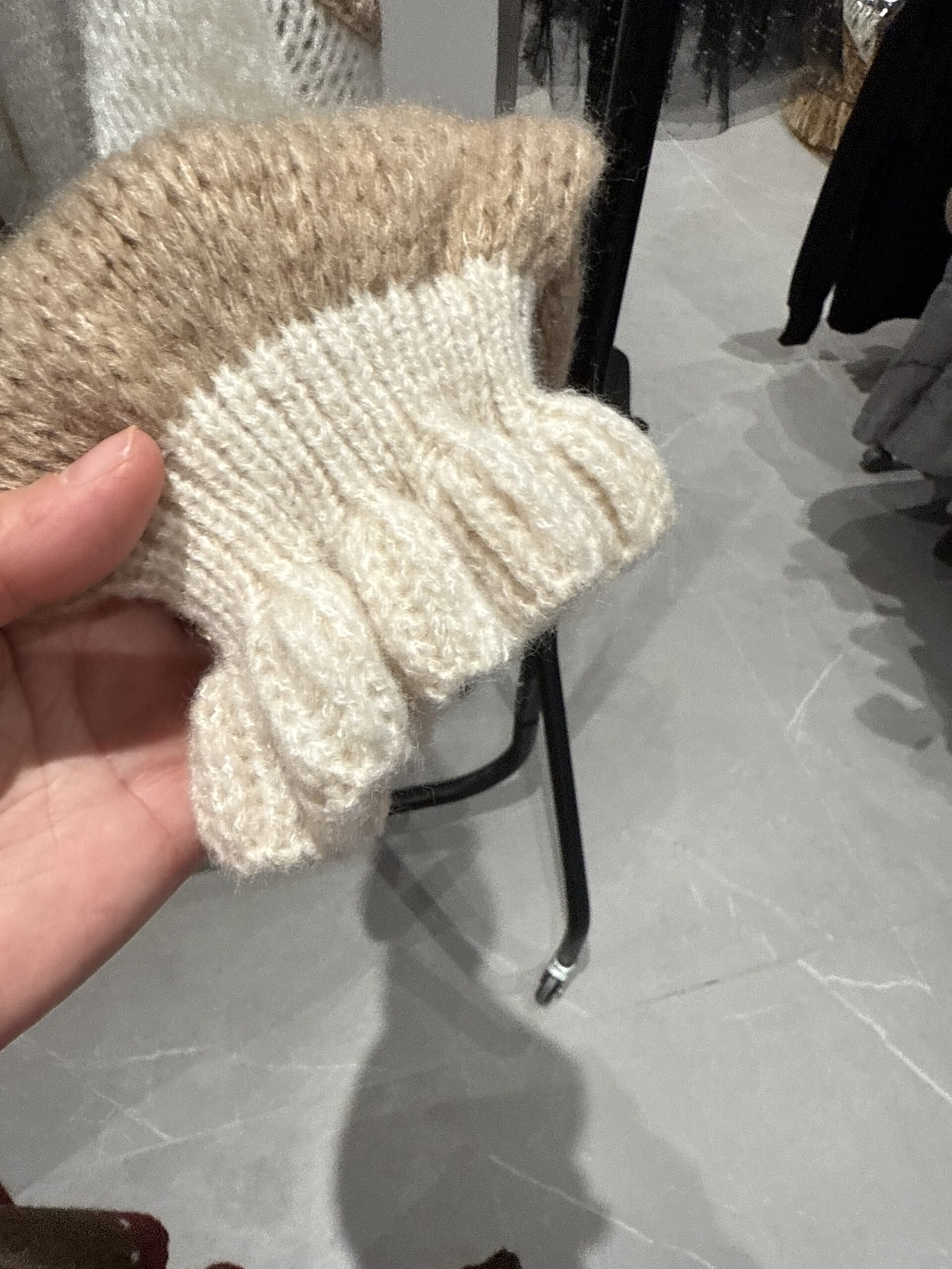 Gilet à blocs de couleurs beige et blanc – Image 2