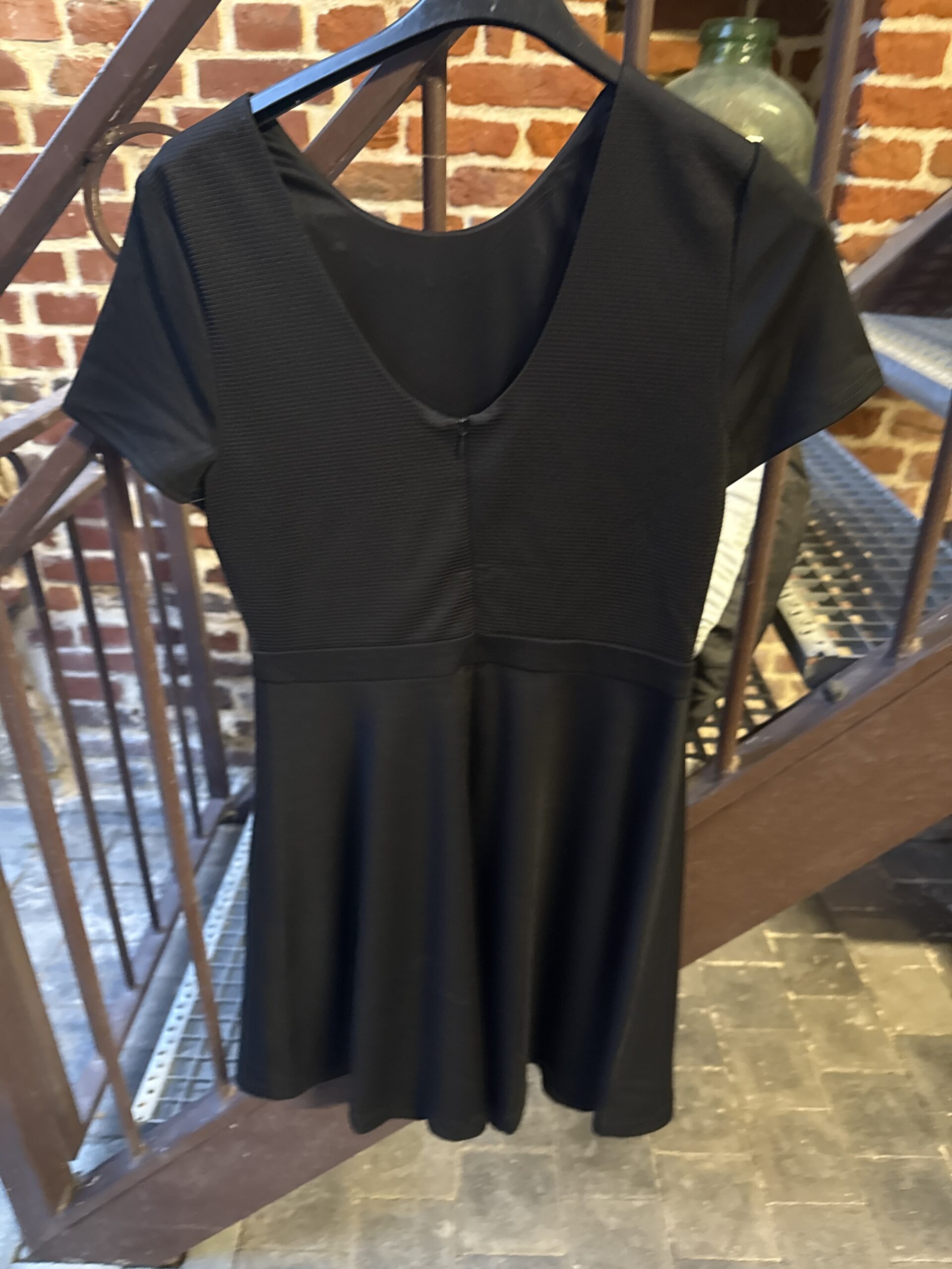 Robe noire cintrée à manches courtes – Camaïeu 🖤 – Image 2