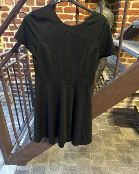 product-name-wtr8nfVR6d Robe noire cintrée à manches courtes – Camaïeu 🖤