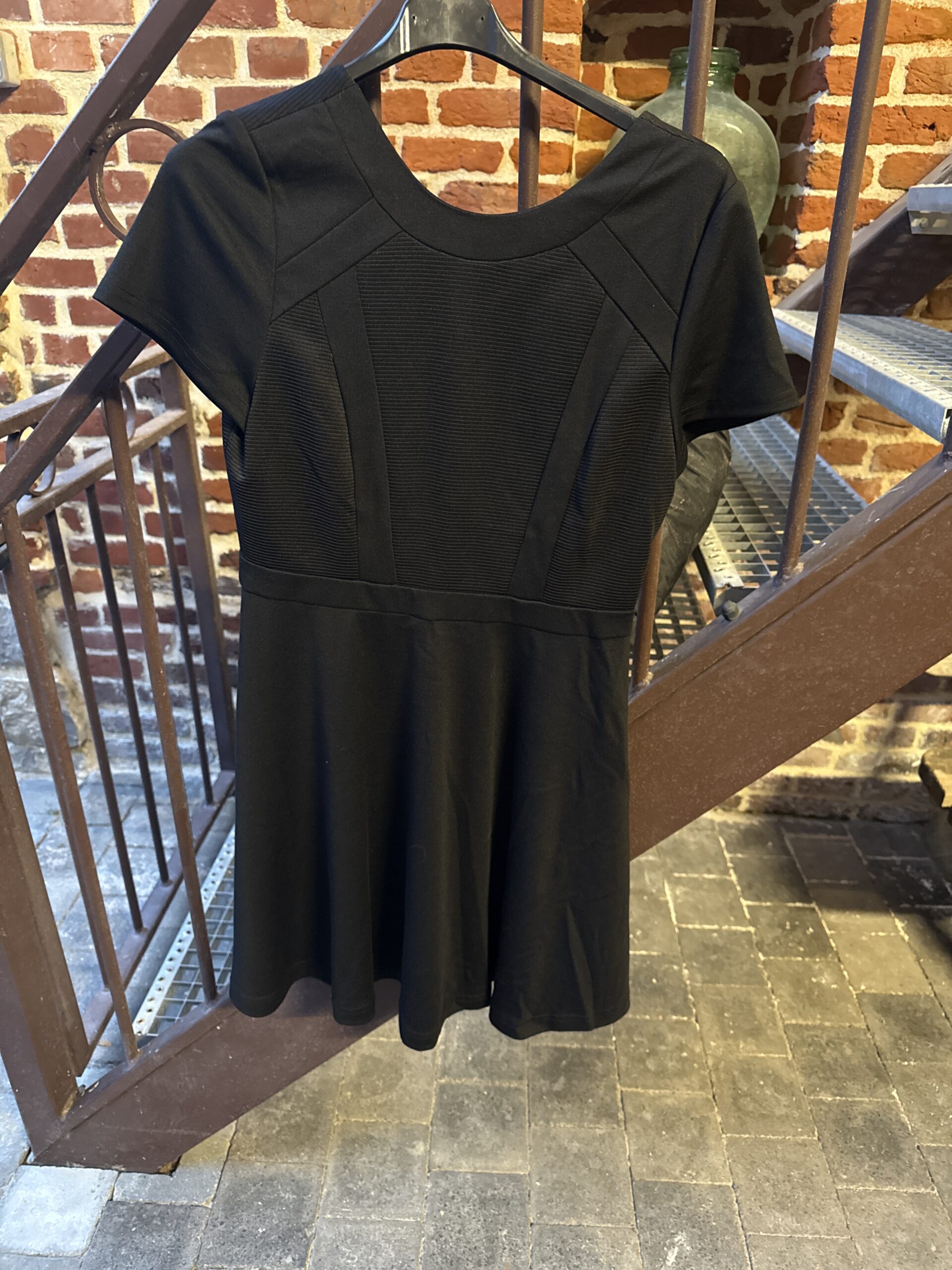 Robe noire cintrée à manches courtes – Camaïeu 🖤