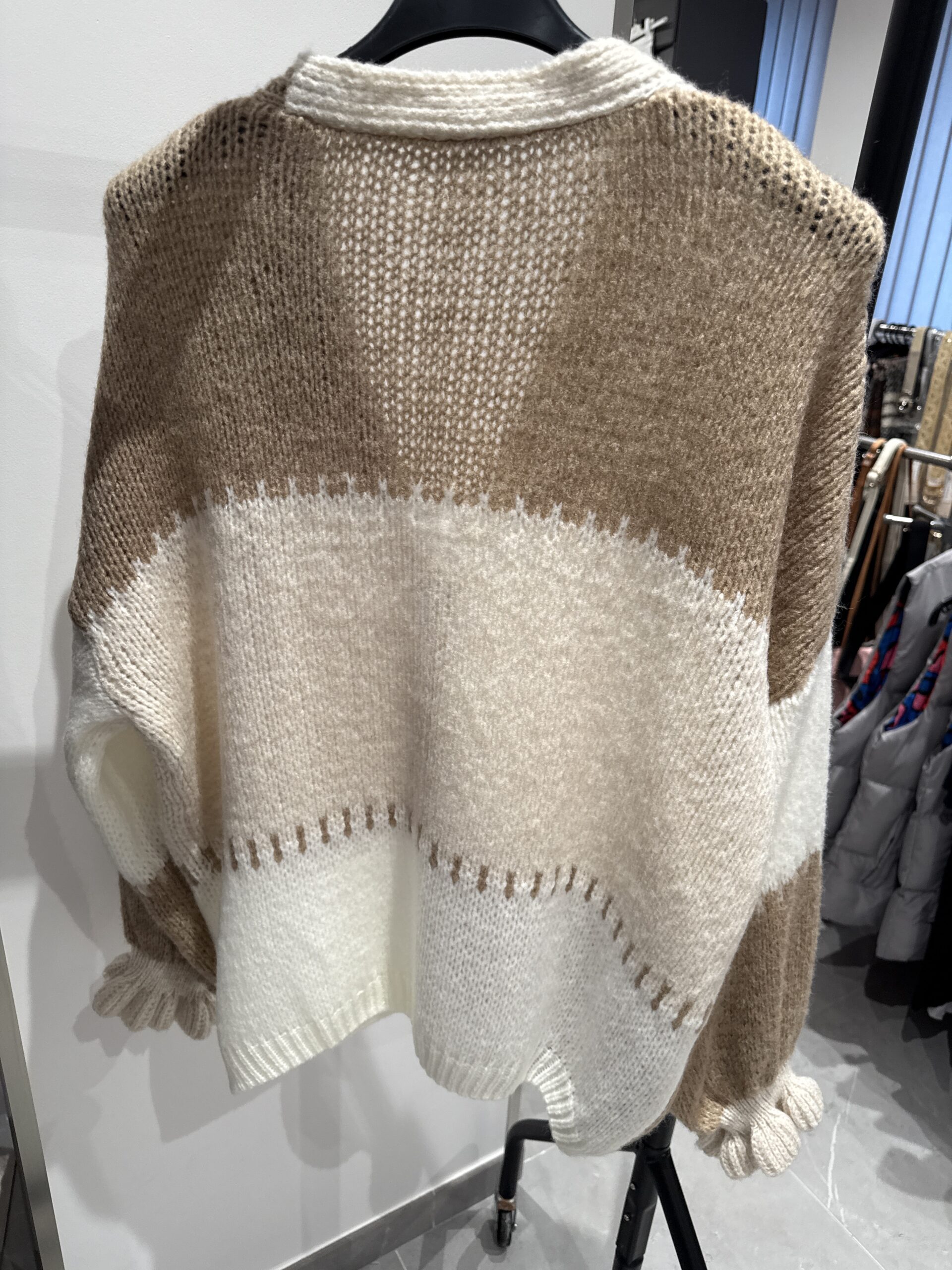 Gilet à blocs de couleurs beige et blanc – Image 3
